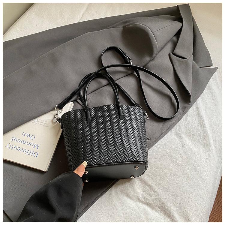 Women's Bag 2025 Autumn New Fashion Foreign Style Woven Shoulder Messenger Bag Large Capacity Commuter Bucket Bag Small Square Bag