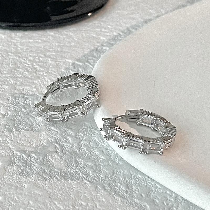 

Цукровий Кубик Висококласний Нішевий Дизайн Холодний Вітер Сережки-Гвоздики Повні Діамантів Цирконієві Сережки Легка Розкіш Сережки з Характером