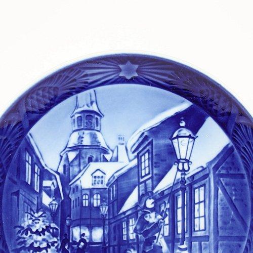 1996 Royal Copenhagen Year Plate "Lighting the Street Lamp" [Parallel Import]