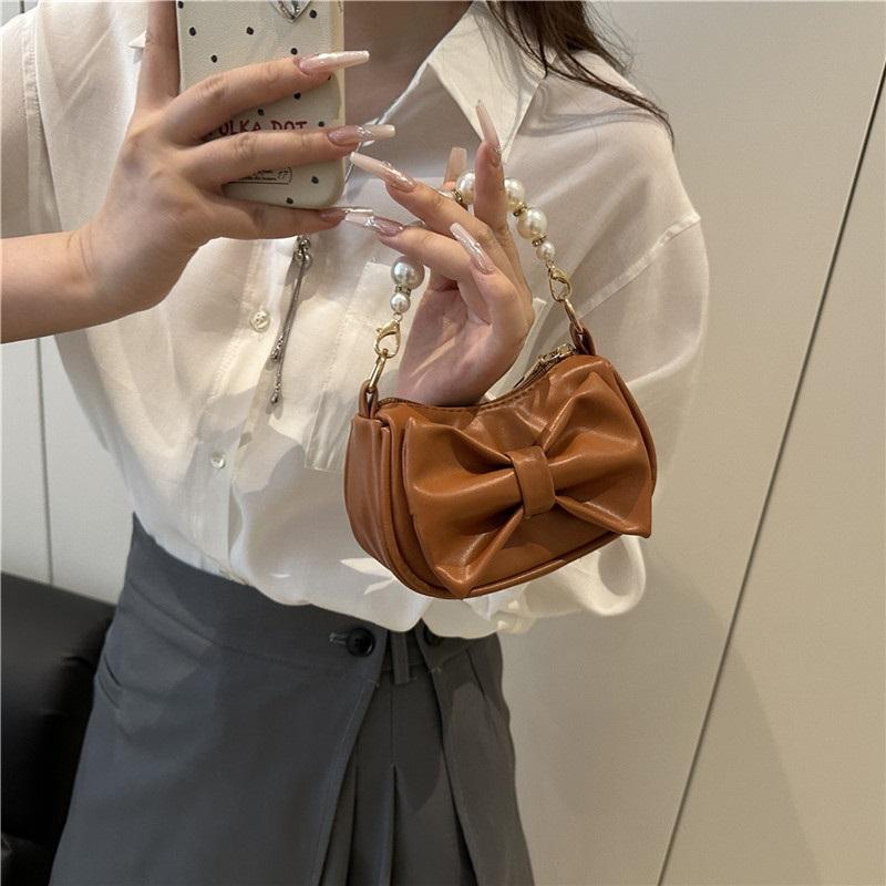 Şık görünümlü koltuk altı kadın çantası 2025 yeni moda retro fiyonk zincir sevimli küçük taze kadın omuz çantası