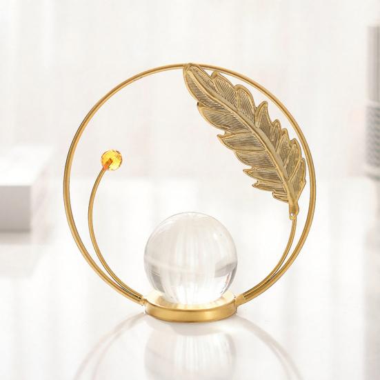 Künstliche Kristallkugel mit goldenem Metallständer Moderne Blatt-/Schmetterlings-/Libellen-Skulptur mit Glaskugel für Regal Couchtisch TV-Schrank Büro