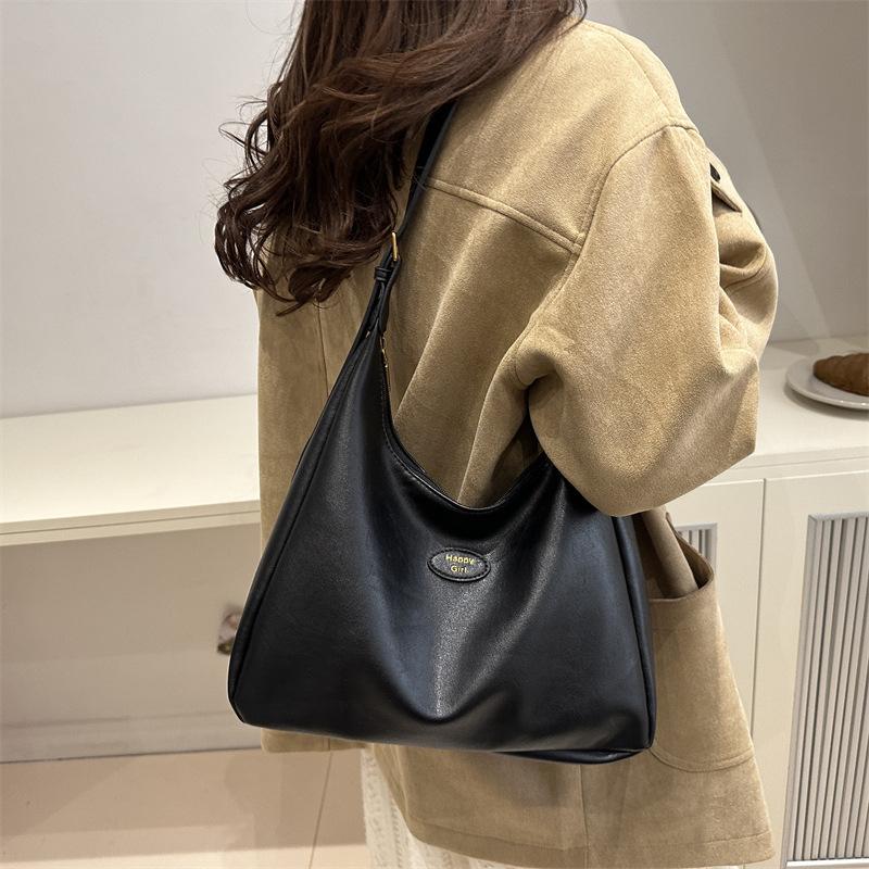 

This year, soft-faced large-capacity bags are popular, women s 2025 new fashion shoulder underarm bags, commuter tote bags. 31.5*10*29 чёрный