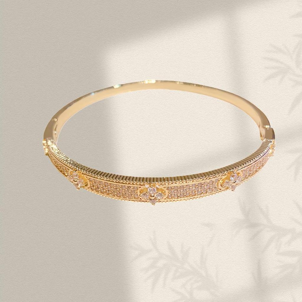 Zircon Four-Leaf Clover Flower Bracelet: Stylish, Luxurious, and Versatile Hand Jewelry for Everyday Elegance