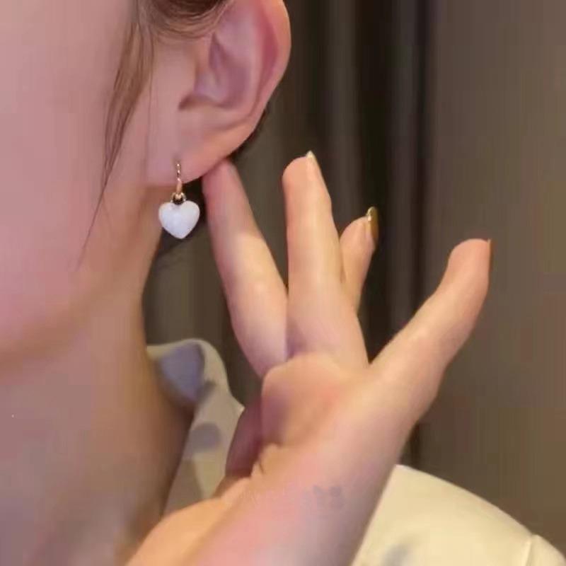 Simple Design White Enamel Heart Shaped Hoop Earrings For Women Elegant Sense Love Heart Gold Color Hoop Earring Jewelry