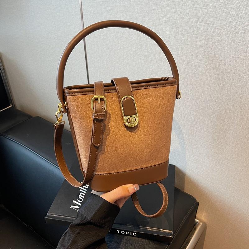 

Іноземне замовлення нова осінь і зима жіноча сумка відро сумка високого класу матовий повсякденний плеча месенджер темперамент ніша портативна сумка коричневий