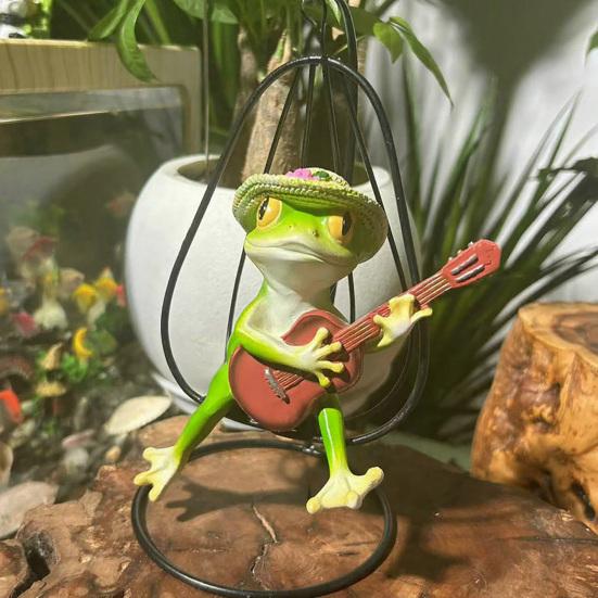 Figurka Żaby Grającej na Gitarze Żaba Grająca na Gitarze w Huśtawce Ornament Urocza Rzeźba Żaby w Słomkowym Kapeluszu do Dekoracji Domu Ogrodu Balkonu Donicy