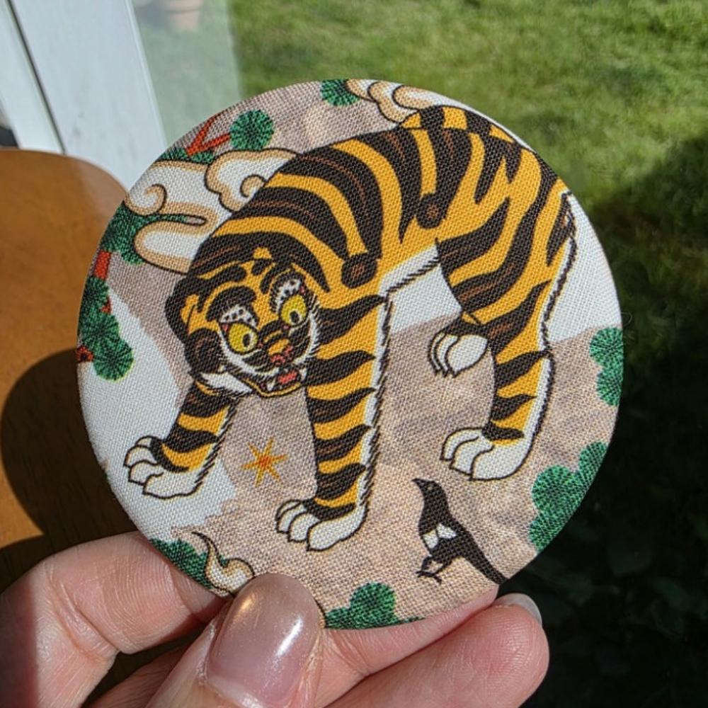 Handgemachter koreanischer Handspiegel mit Tiger "Derpy" und der Elster "Sussie"