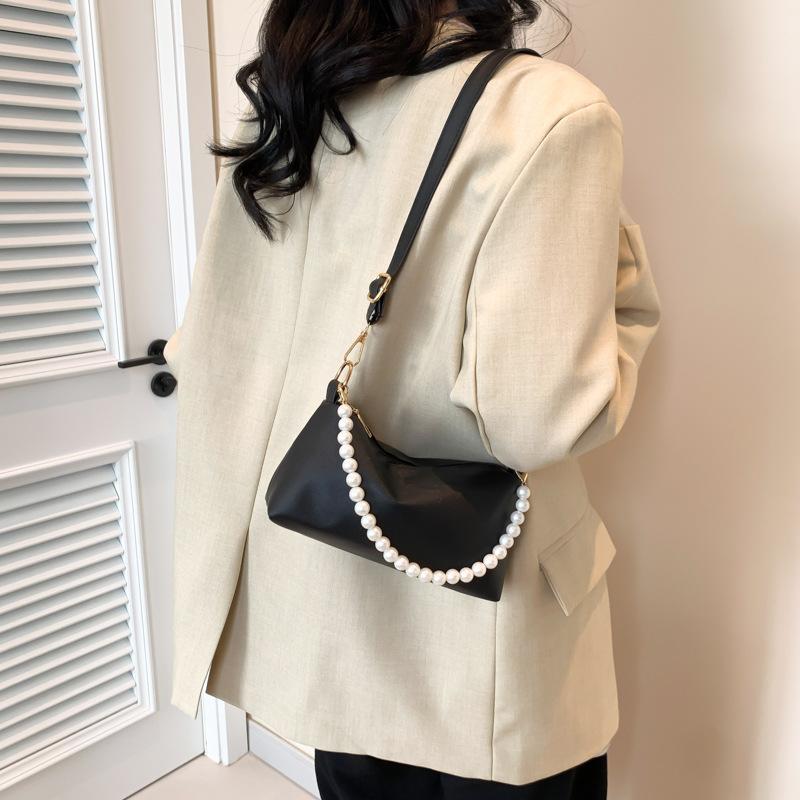 Einfache und modische kleine Tasche mit Perlenkette in einfarbiger Textur für Damen Frühling und Sommer Nischendesign Modische kleine quadratische Umhängetasche