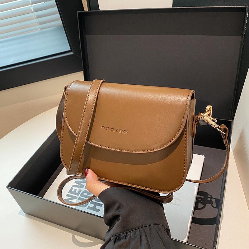 

Solid color fashion shoulder messenger bag women s winter new simple and popular small square bag темно-коричневого