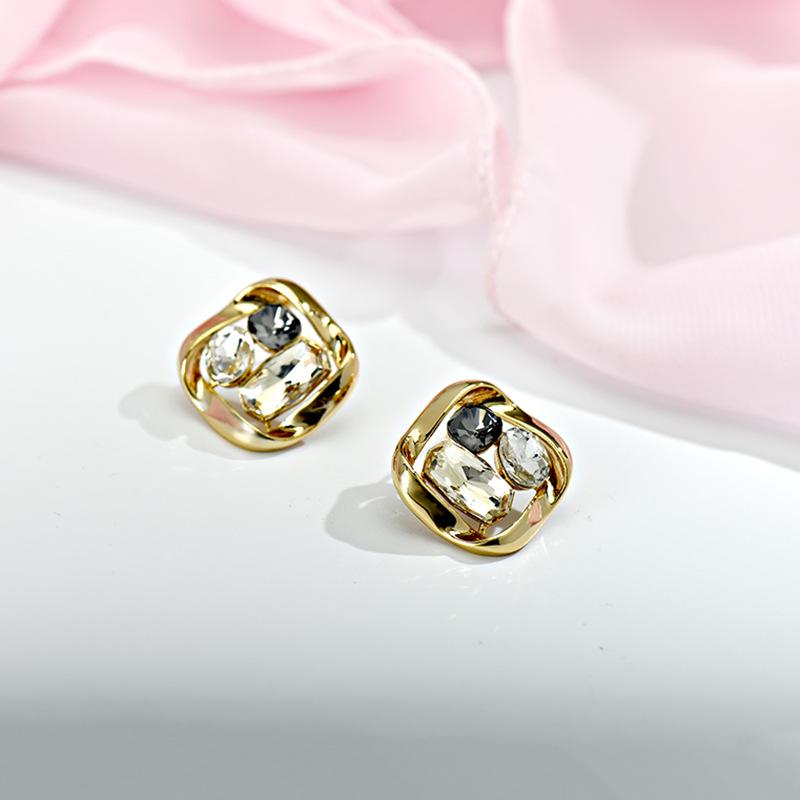 Fresh Commute Geometric Zircon Rhombus Stud Earrings for Women – Versatile and Exquisite Design