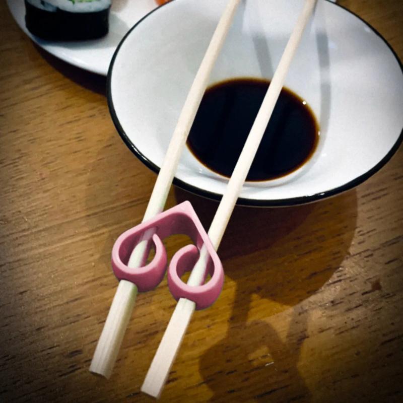 2Pcs Heart-Shaped Reusable Chopsticks Helpers Training Kids Non-Slip Chopstick Hinges Connector Portable Practice Chopsticks Aid