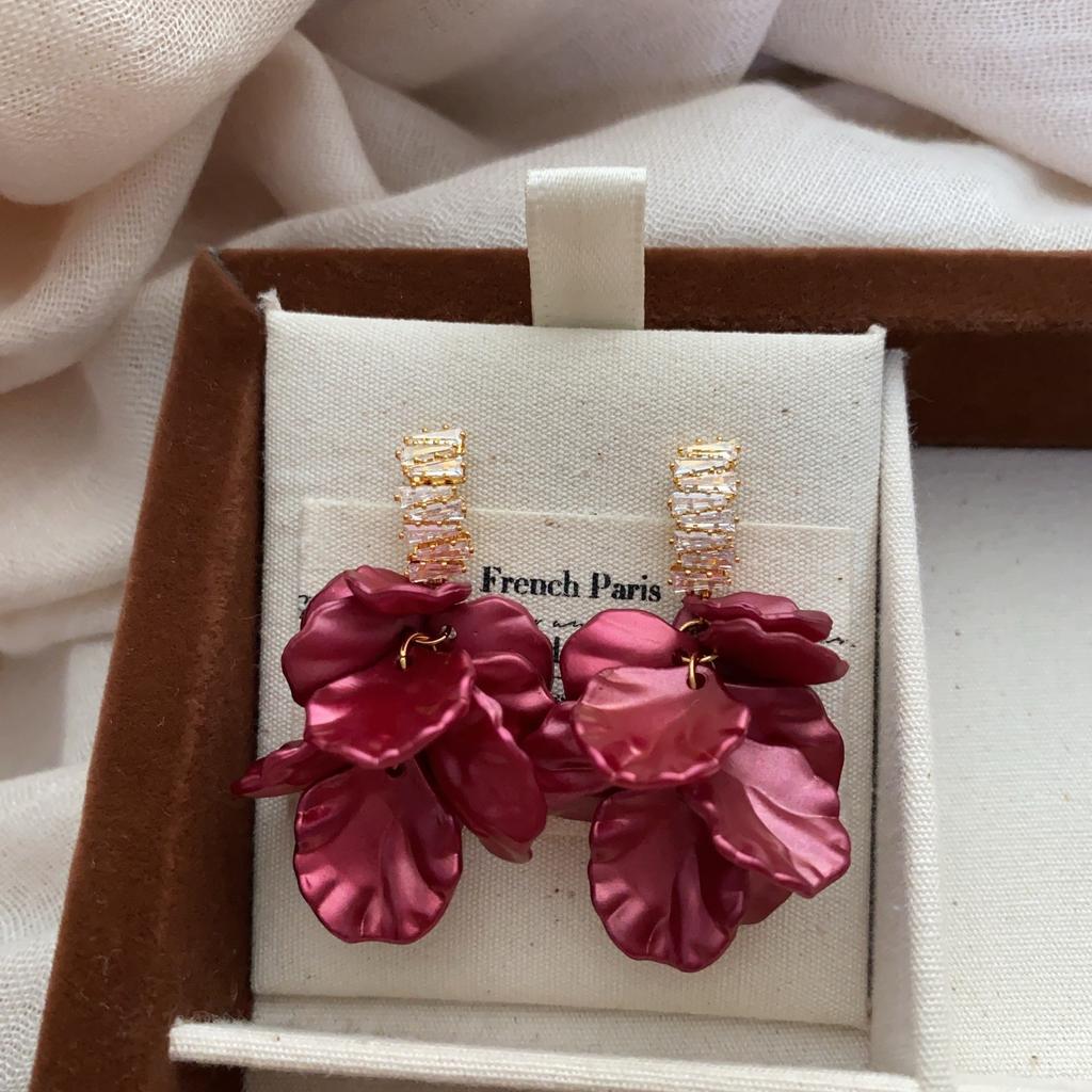Multi-layer three-dimensional petal flower stud earrings, simple temperament, retro elegance, natural softness, daily high-end earrings