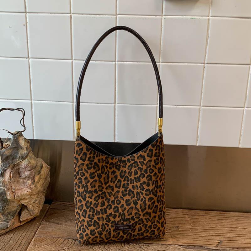 

Premium leopard print bag women s 2025 new retro fashion commuter underarm bag Korean version niche versatile shoulder bag