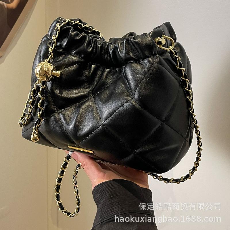 Rhombus chain bag women's 2025 new fashion popular shoulder armpit bag large capacity commuter messenger bucket bag