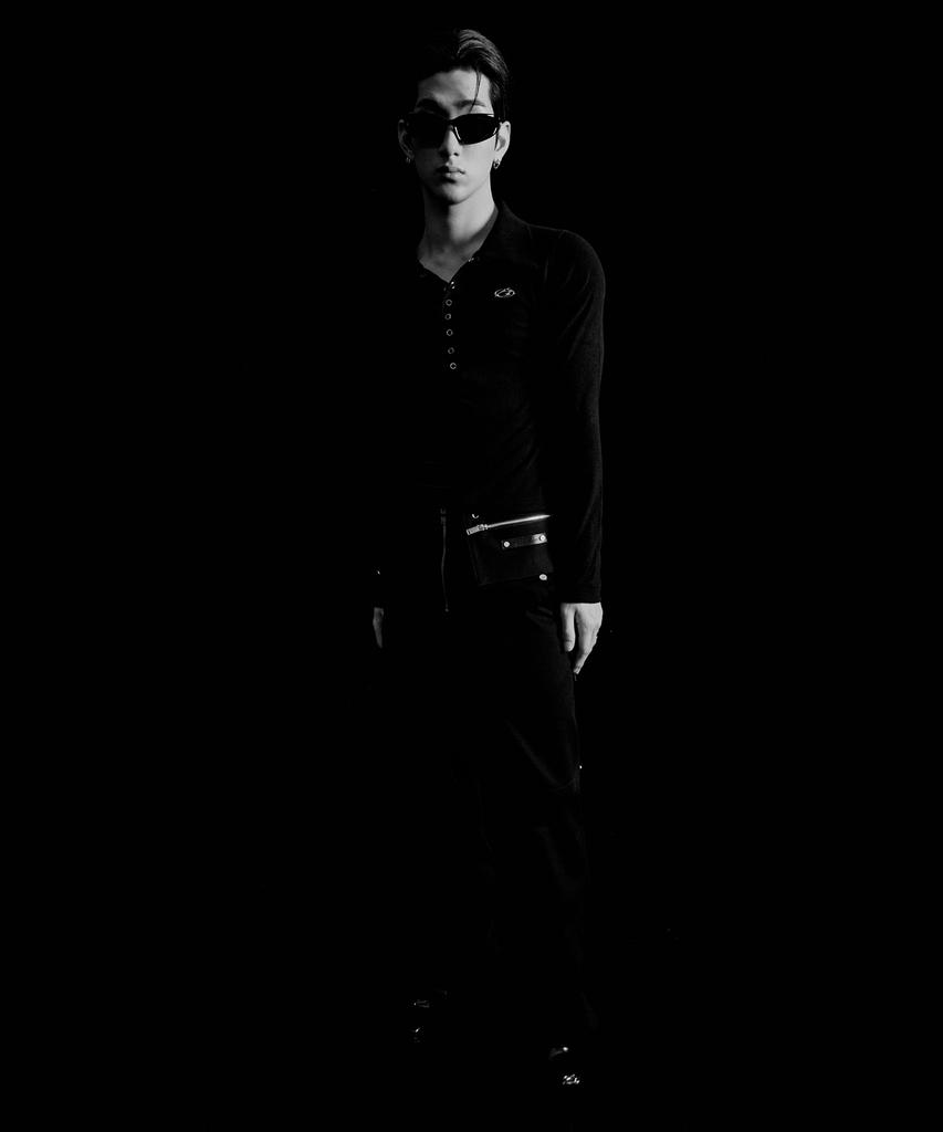 MORE THAN BLACK Logo Snap Collar Long Sleeve