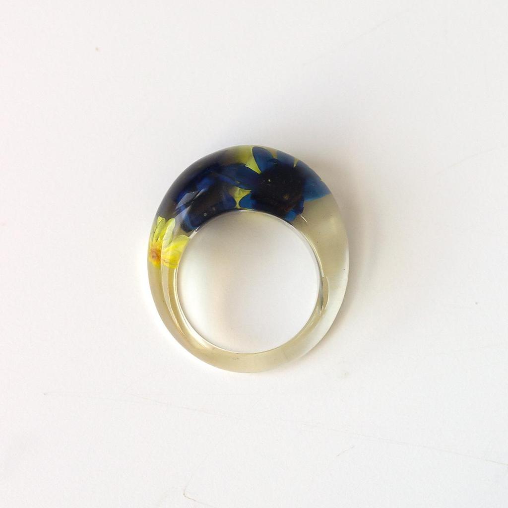Transparent Resin Ring with Dried Flowers: Elegant, Versatile, European and American Fashion Design