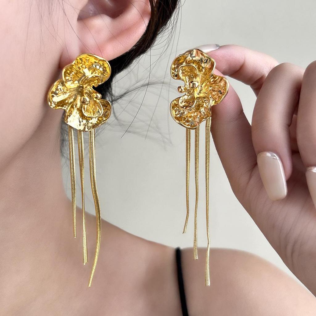 Exaggerated 3D Flower Pearl Earrings: Light Luxury, High-End Metal Style Studs