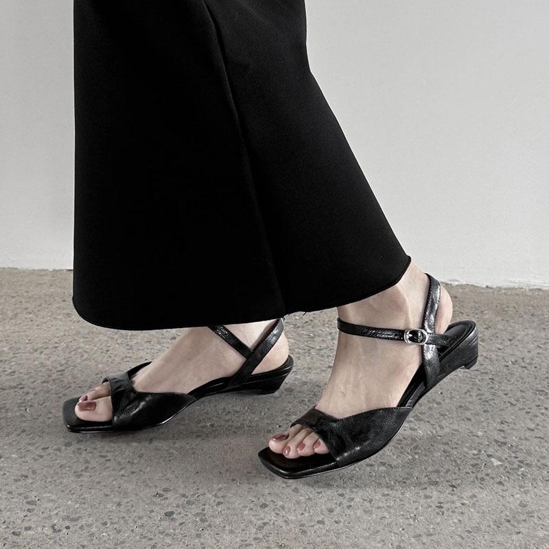 The first layer of sheepskin super soft temperament French sandals women's 2025 small wedge heel commuter middle heel with Roman sandals