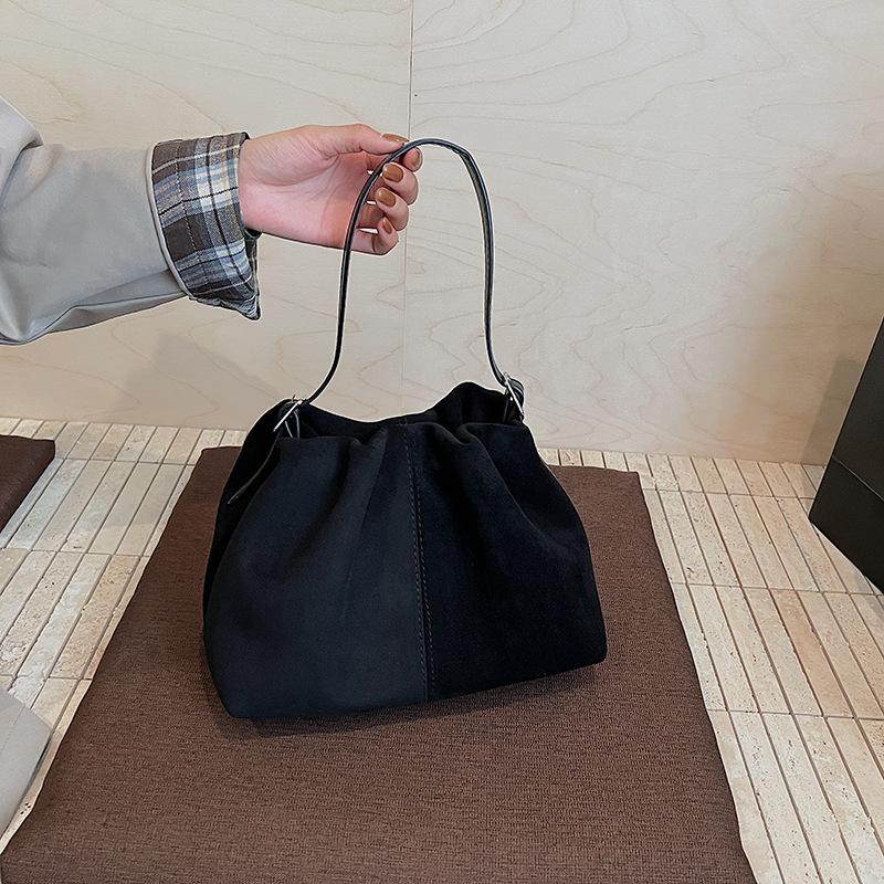 New Korean Versi Solid Color Women's Handbags 2026 Autumn Chic Faux Suede Pleated Messenger Bag Exquisite Retro Shoulder Bags