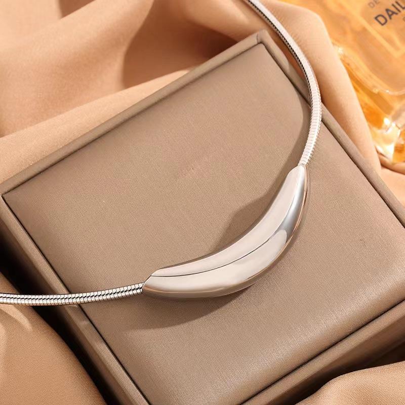 Best Women's Stainless Steel Jewelry Necklace, Fashionable and Simple, Golden Cylindrical Curved Tube Necklace for