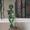 Funny Alien Beer Statue Garden Landscaping Yard Art Ornament Resin Beer Drinking Alien Sculpture Desktop Decoration
