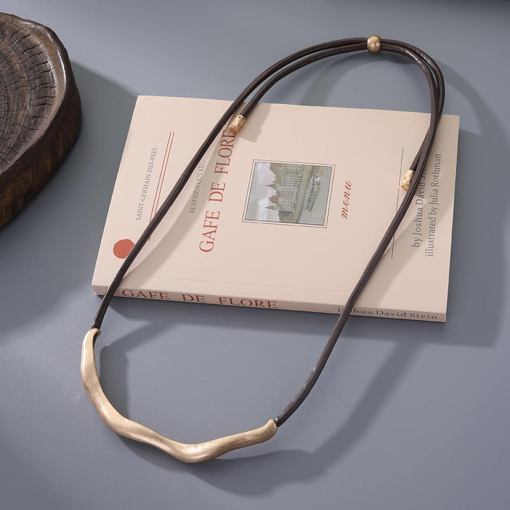 

Irregular metal necklace leather rope necklace women s simple luxury European and American style collarbone chain jewelry fashion halter neck chain