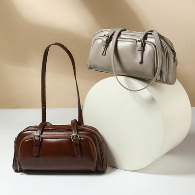 Handgehaltene Bowlingtasche aus Leder mit einer Schulter und Unterarmtasche und oberer Schicht
