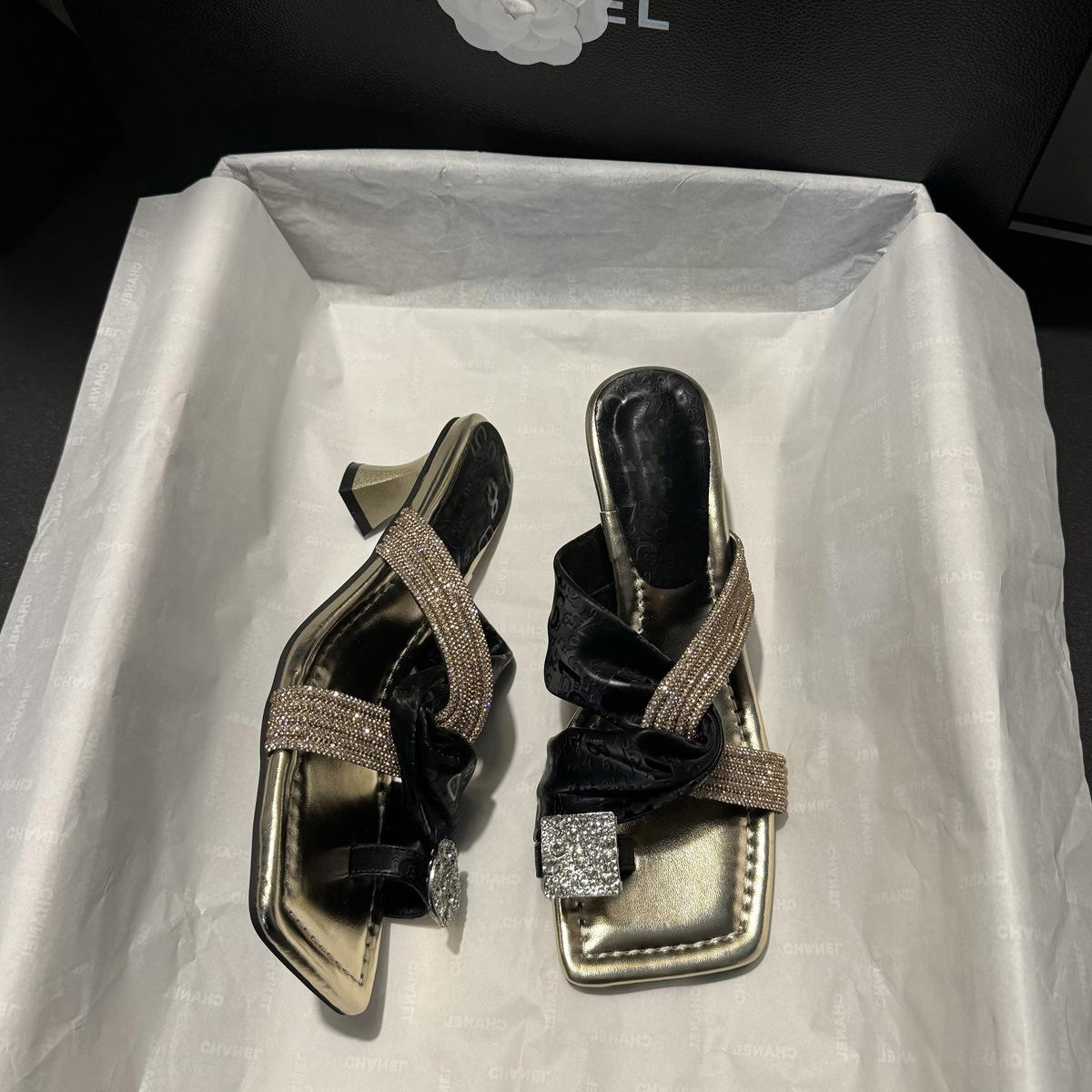 

Модные квадратный носок высокий каблук закрытый носок уличные шлепанцы женские новые стразы надпись тонкий каблук крутые шлепанцы 40 чёрный