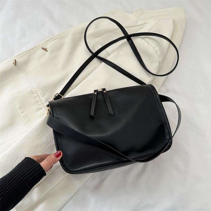 

Trendy Color Block Handbag For Daily Use Featuring Soft Pu And Spacious Interior чорний