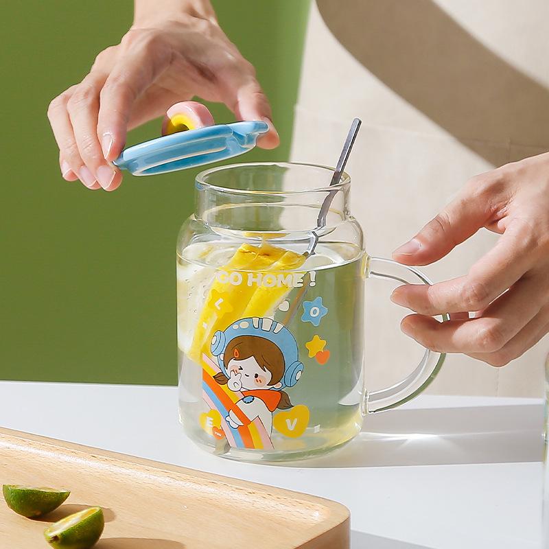 Kreative Cartoon Weltraum kleines Mädchen Glas Hochborosilikat Skala Glas Kleiner frischer Stil Wasserbecher mit Deckel Löffel
