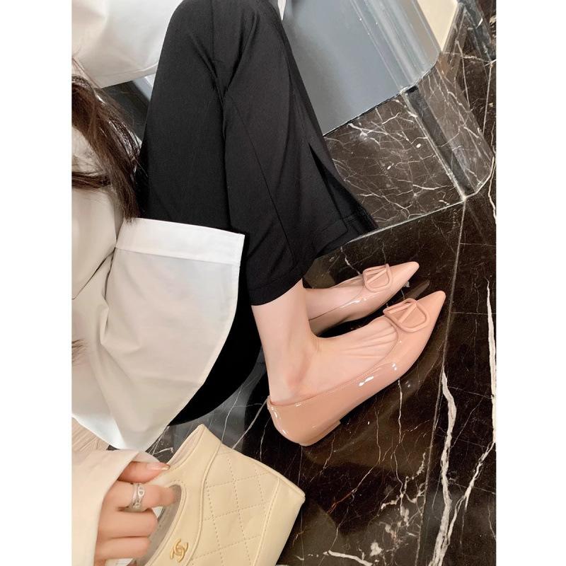 Temperament klein spitz Promi-Stil Lackleder V-Schnalle Pendler flacher Absatz Einzelne Schuhe Frauen