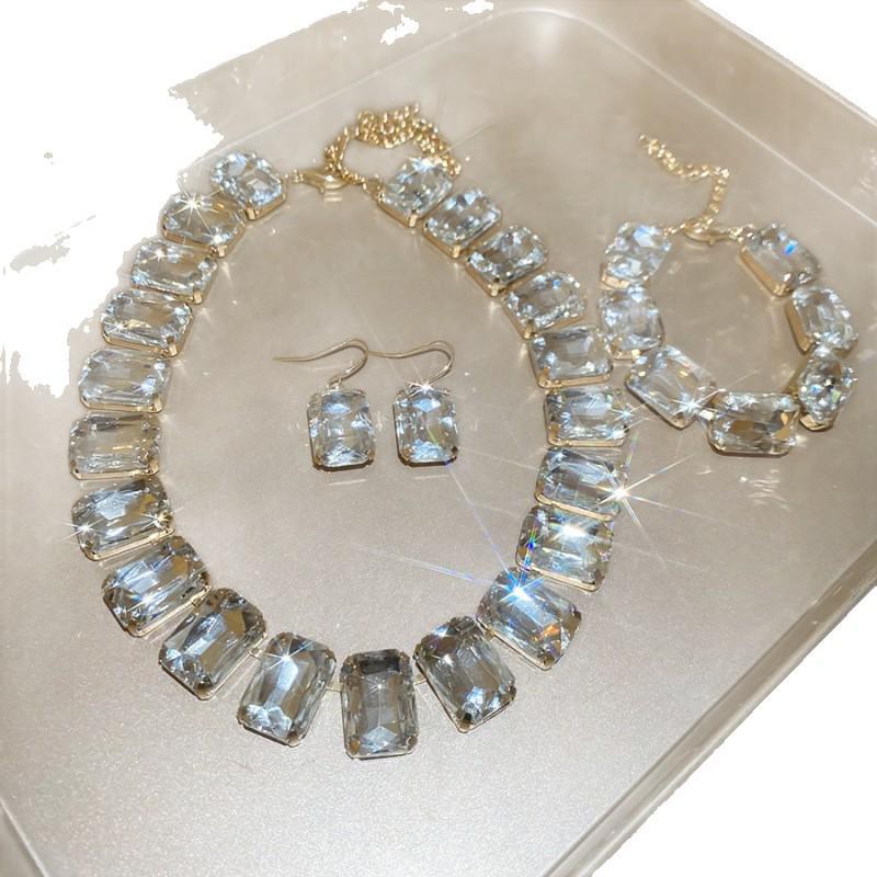 Retro Rhinestone Floral Jewelry Set: Elegant Stud Earrings & Luxury Clavicle Necklace