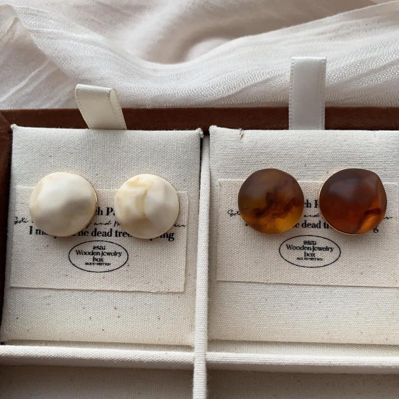 Round Retro Resin Stud Earrings Three-Dimensional Personality Elegant High-End Light Luxury Simple And Versatile Fashion Autumn And Winter Earrings