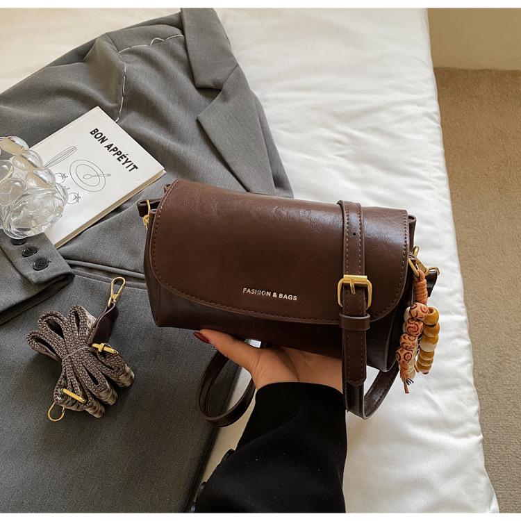 

2025 осень новая одноплечевая ретро в иностранном стиле повседневная сумка-подушка широкий плечевой ремень большая вместимость одноплечевая сумка-мессенджер темно-коричневого