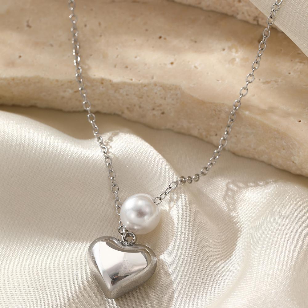 Stainless Steel Necklaces White Imitation Zircon Love Heart Shape Exquisite Elegant Design Pendant Necklaces For Women Zircon
