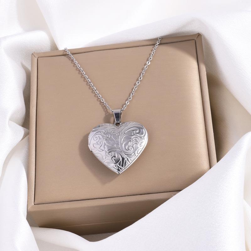 Titanium steel heart-shaped necklace women's versatile high-end sense fashion retro engraved photo frame box couple necklace collarbone chain