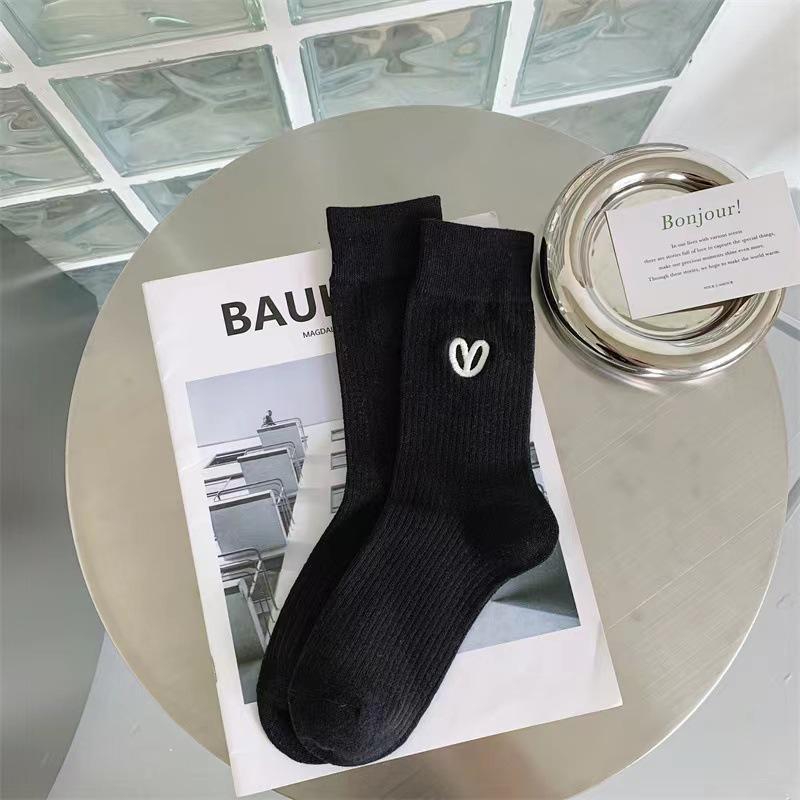 

Женские модные носки с вышивкой в виде сердечек - Однотонные цвета для весны и осени Single Pair with Embroidered Heart