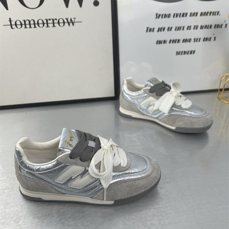 

Leather rubber sole German training shoes women s shoes 2025 spring flat comfortable versatile casual sports shoes comfortable and lightweight 35 серебряный