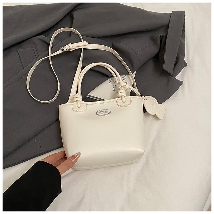 

Hand carrying simple and fashionable bucket bag women s 2025 spring trend versatile lychee pattern texture commuter messenger bag tide білий