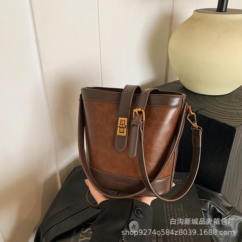 

Retro hand bag women s 2025 winter new fashion versatile shoulder messenger bag foreign style portable bucket bag коричневий