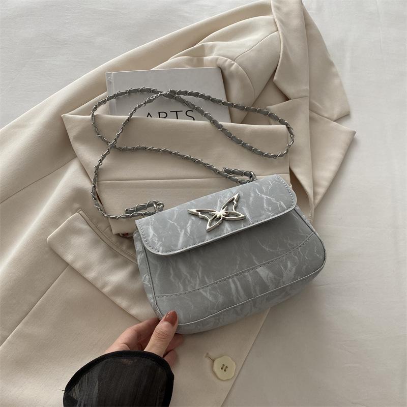 

Модная цепочка маленькая квадратная сумка 2025 осень новая текстурированная сумка подмышку с бабочкой повседневная простая сумка-мессенджер серебряный