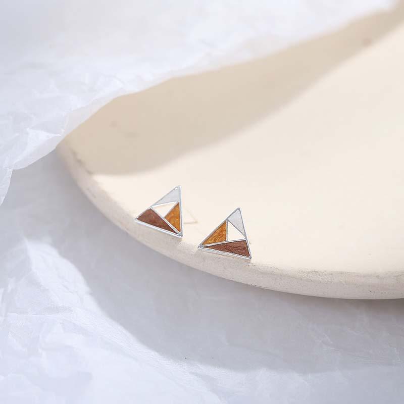 S925 versilberte Ohrringe, täglich einfache, farbige, dreieckige Ohrringe, weibliche koreanische süße Temperamenttrendpersönlichkeit, einfache, geometrische Ohrringe