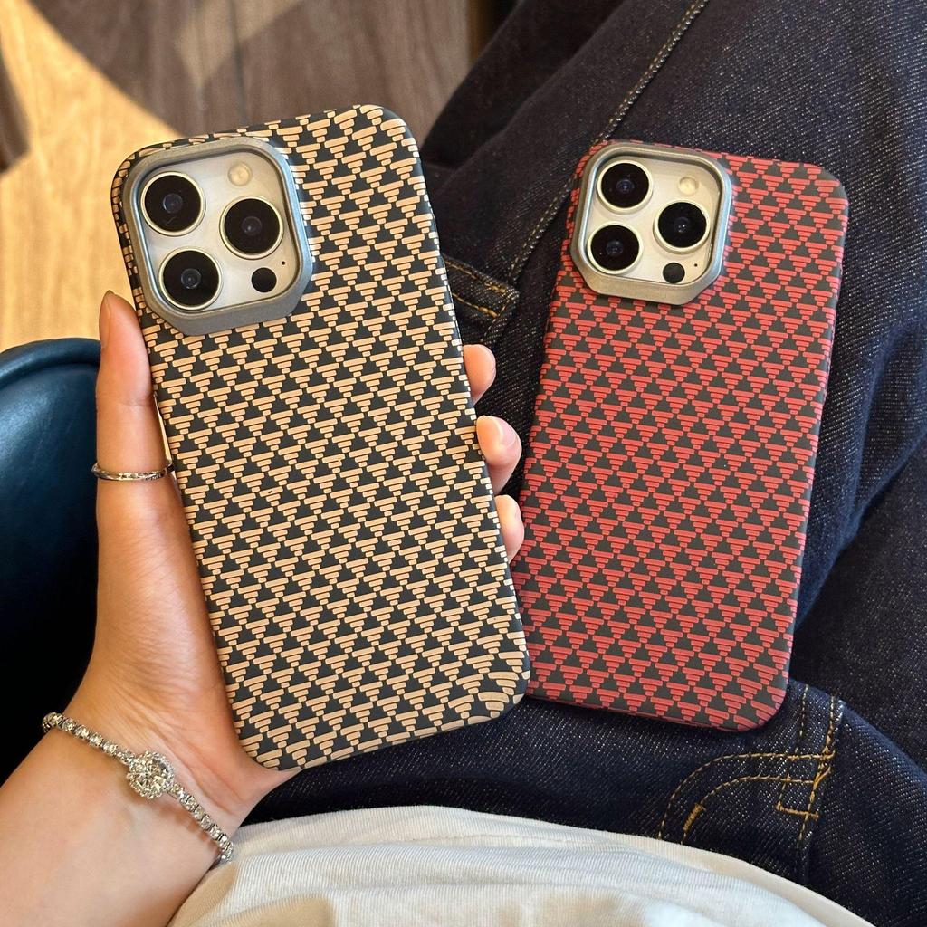 Carbon Fiber Retro Full Coverage Phone Case for Apple 17 Pro Max, 16 Pro Max, 15 Pro Max with Magnetic Kevlar Protection.