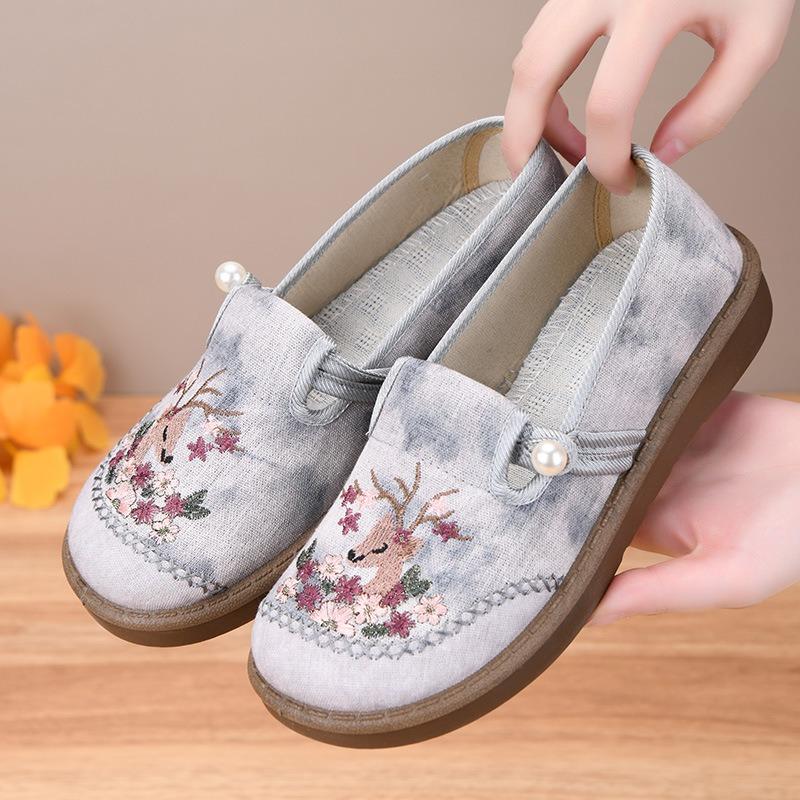 Vielseitige neue Frühjahrs-Stickschuhe für Damen Alte Pekinger Stoffschuhe Damen Hanfu-Schuhe Bequeme Freizeitschuhe für Mütter