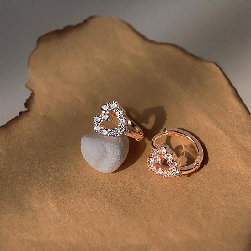 Hollow Love Ear Buckle Dámské lehké luxusní Niche Ins Sladké náušnice Náušnice pro dojíždění ve tvaru srdce