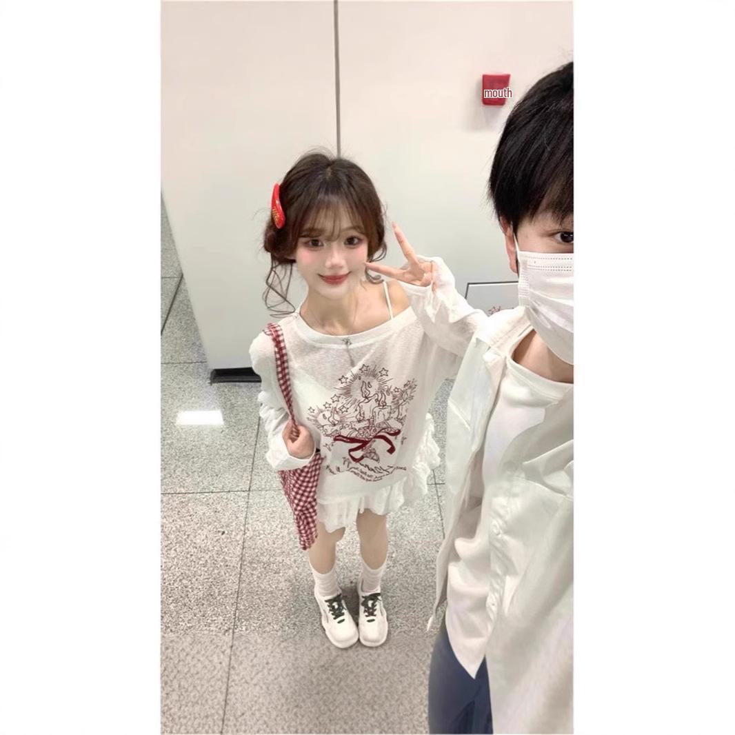 

Белая блузка с открытыми плечами, принтом граффити, длинными рукавами и завязками на шнурке Medium белый