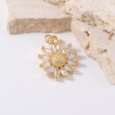 Sonnenblumen-Vollbohrer-Anhänger mit Zirkonia-Einlage - Goldfarbenes 3D-Blumendesign.
