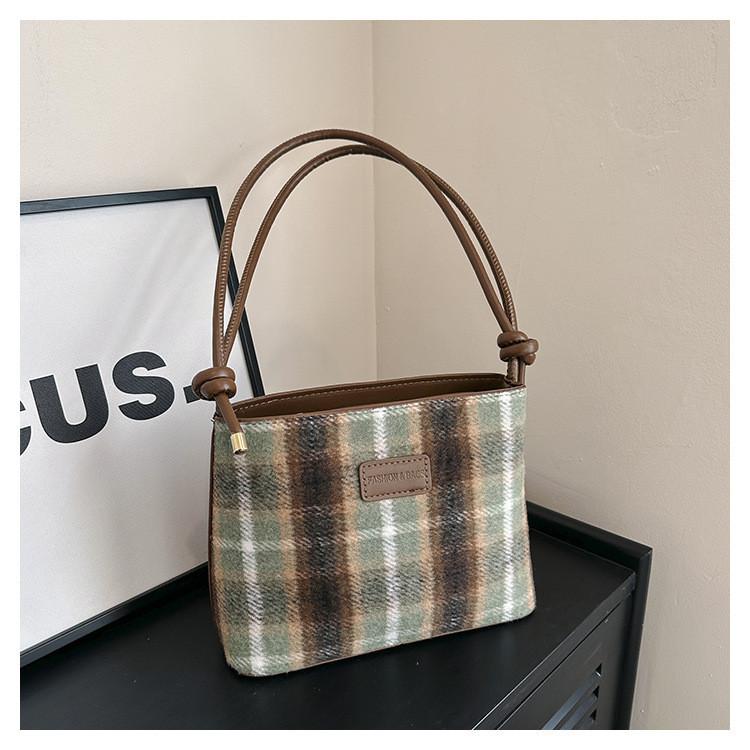 Fashionable Winter-ready Plaid Shoulder Bag With Inner Zipper Pocket зелёный