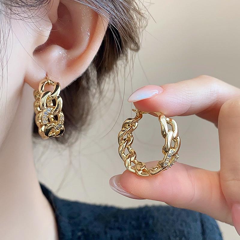 Vergoldete ineinandergreifende runde Ohr-Manschetten - Minimalistische Luxus-Ohrringe