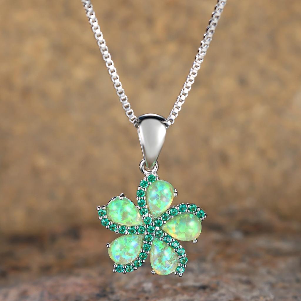 European and American Five Petal Flower Fashionable Necklace for Women Simple and Luxurious Versatile Style